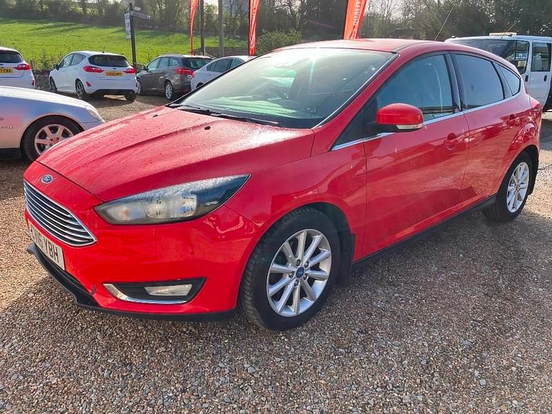 Used Ford Focus Titanium 125 HP (91 kW) 2016 Red Hatchback