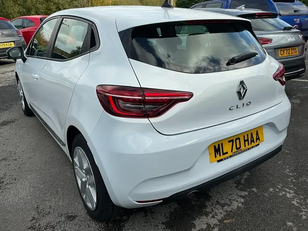 Used Renault Clio Play 100 HP (73 kW) 2020 White Hatchback