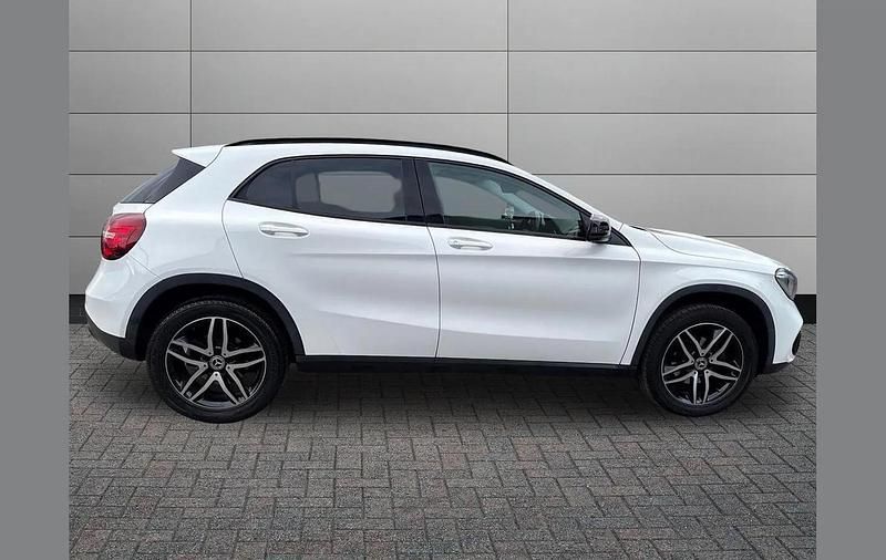 Used Mercedes GLA180 Urban 120 HP (88 kW) 2019 White SUV
