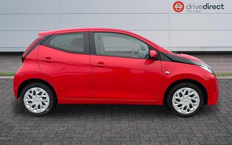 Used Toyota Aygo X-play 72 HP (52 kW) 2019 Red Hatchback