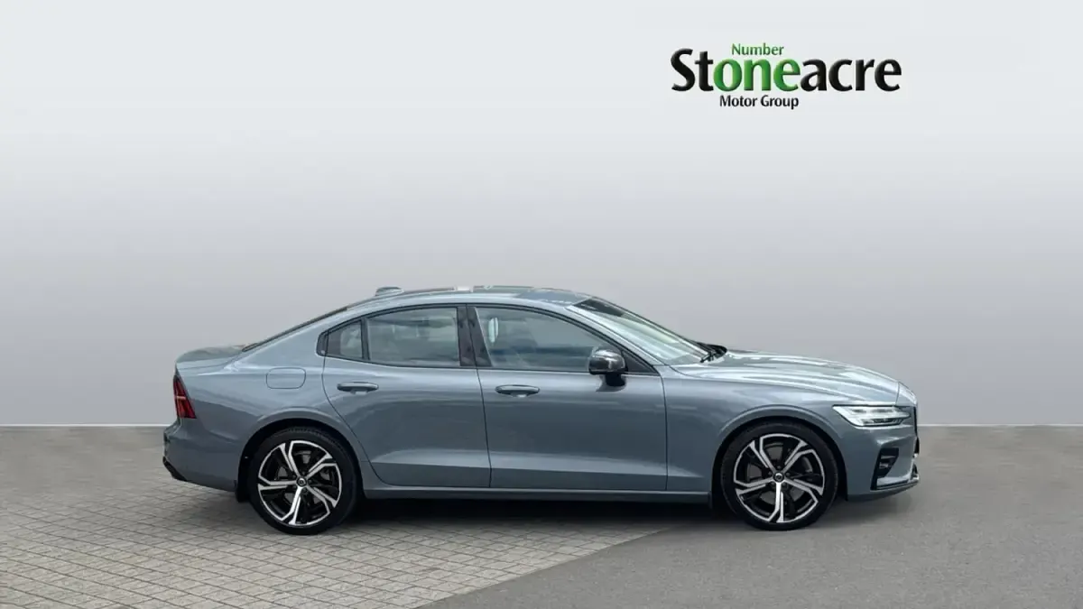 Usado Volvo S60 Plus 250 HP (183 kW) 2023 Cinzento Sedan