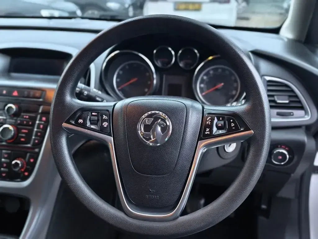 Gebraucht Vauxhall Astra Design Edition 2015 Weiß Kleinwagen