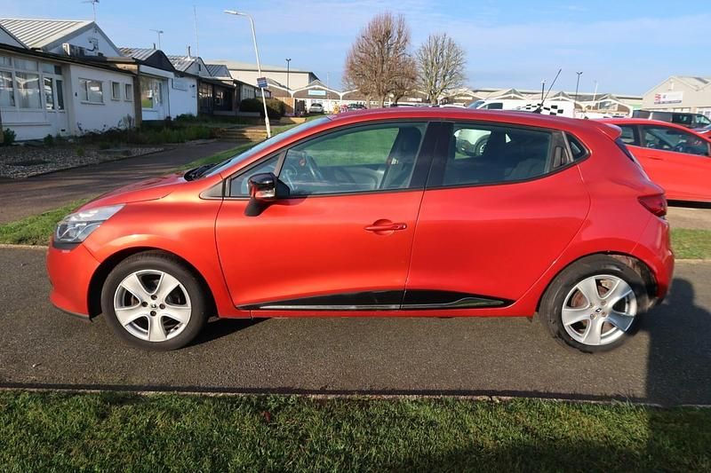 Used Renault Clio IV Dynamique 2015 Red Hatchback