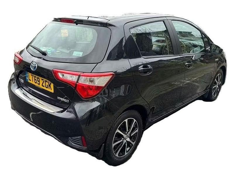 Used Toyota Yaris Hybrid 100 HP (73 kW) 2019 Black Hatchback