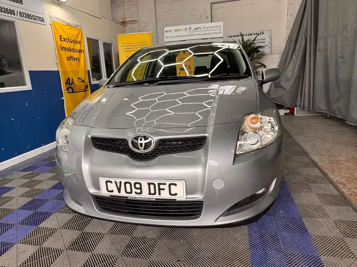 Used Toyota Auris 125 HP (91 kW) 2009 Silver Hatchback