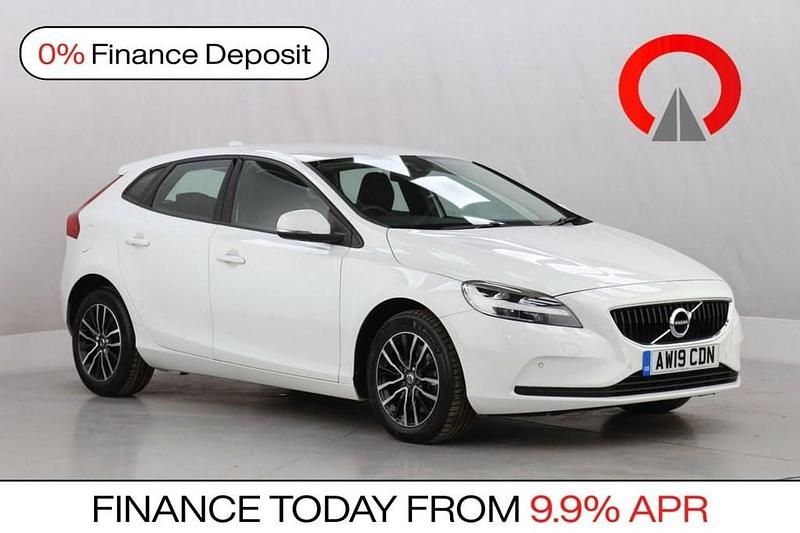 Used Volvo V40 Momentum 120 HP (88 kW) 2019 White Hatchback