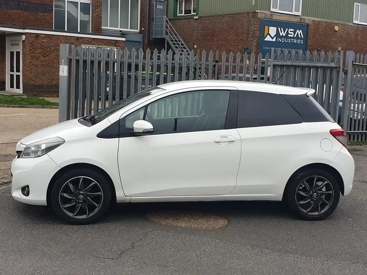 Used Toyota Yaris Trend 99 HP (72 kW) 2013 White Hatchback