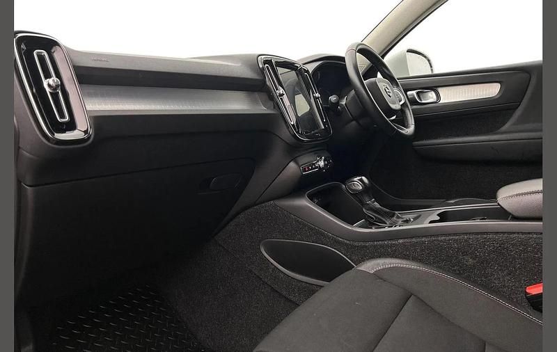 Used Volvo XC40 Momentum 150 HP (110 kW) 2018 White SUV