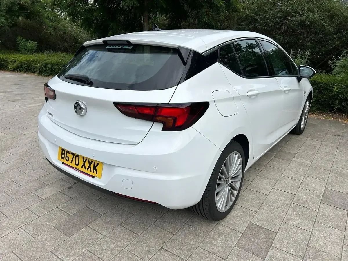 Used Vauxhall Astra Elite 145 HP (106 kW) 2020 White Hatchback