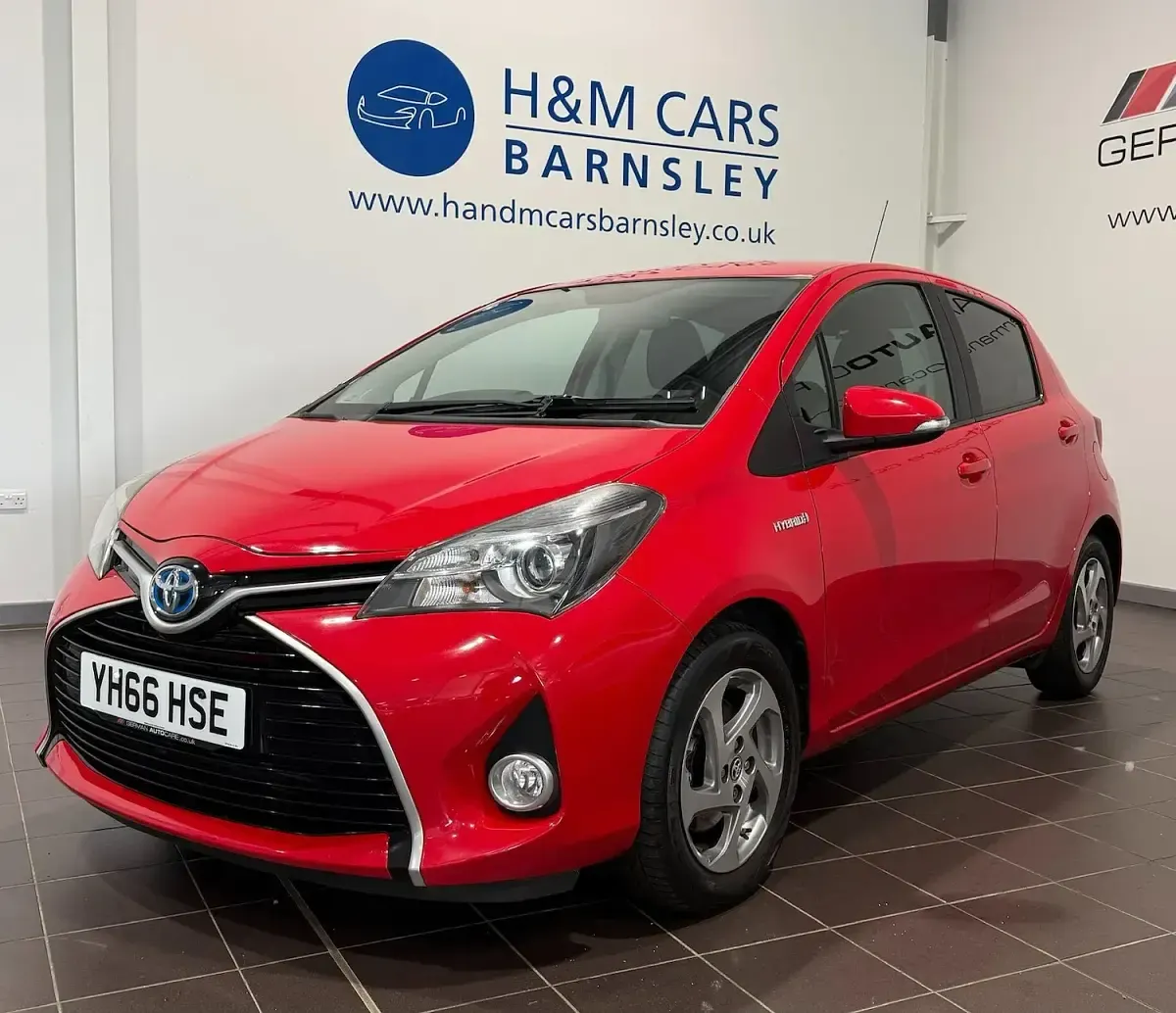 Used Toyota Yaris 101 HP (74 kW) 2016 Red Hatchback