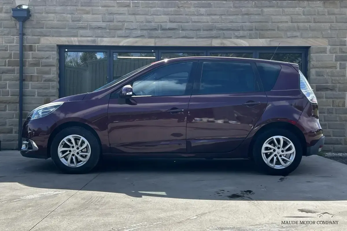 Used Renault Scénic III Dynamique 110 HP (80 kW) 2014 Red MPV