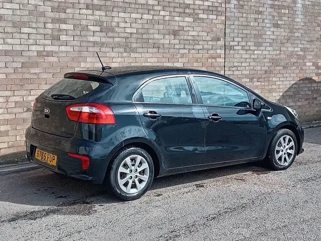 Begagnad Kia Rio 2015 Svart Halvkombi