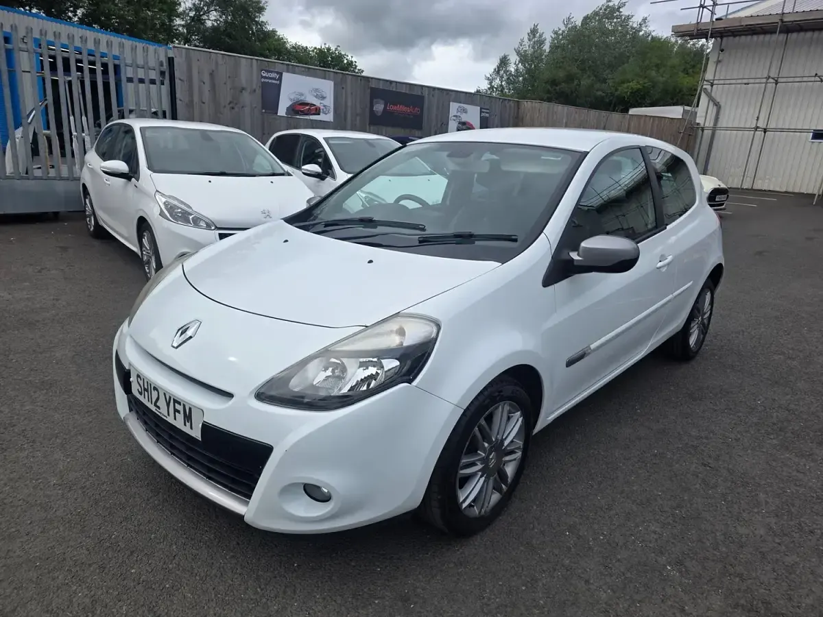 Used Renault Clio IV Dynamique 2012 White Hatchback