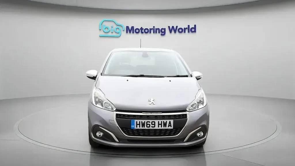 Usado Peugeot 208 Signature Sky 82 HP (60 kW) 2019 Cinzento Citadino