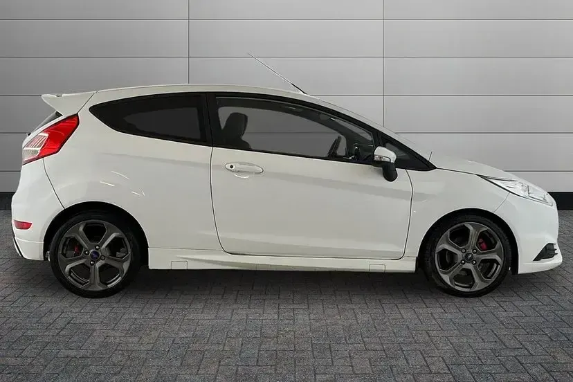 Used Ford Fiesta ST 180 HP (132 kW) 2016 White Hatchback