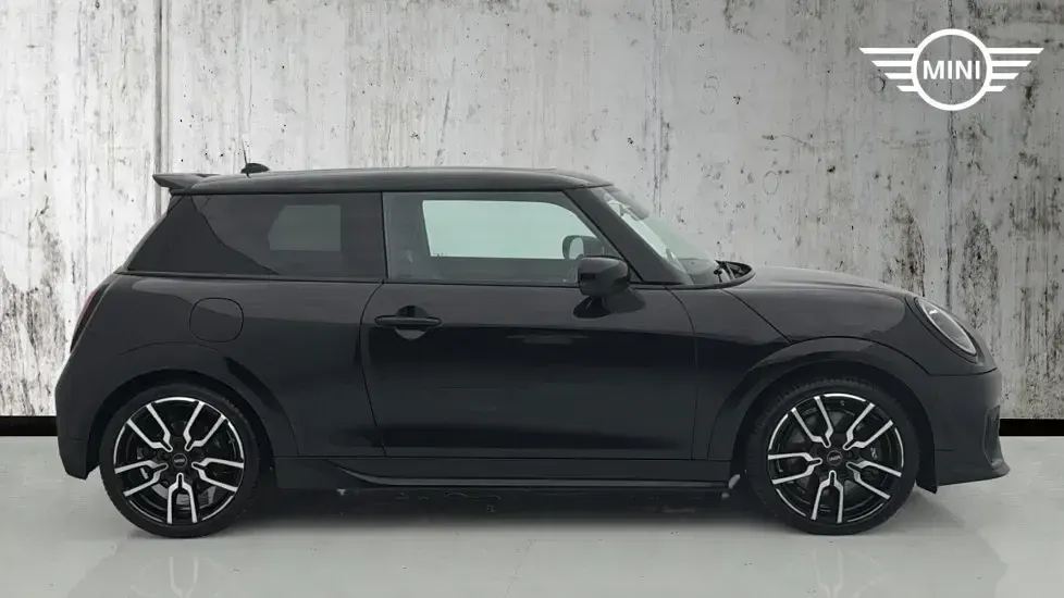 Used Mini Cooper Hatch 113 kW (154 HP) 2025 Black Hatchback