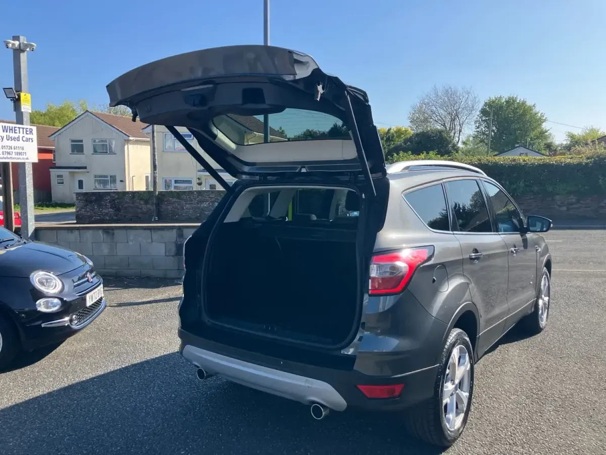 Usado Ford Kuga Titanium 180 HP (132 kW) 2017 Cinzento SUV