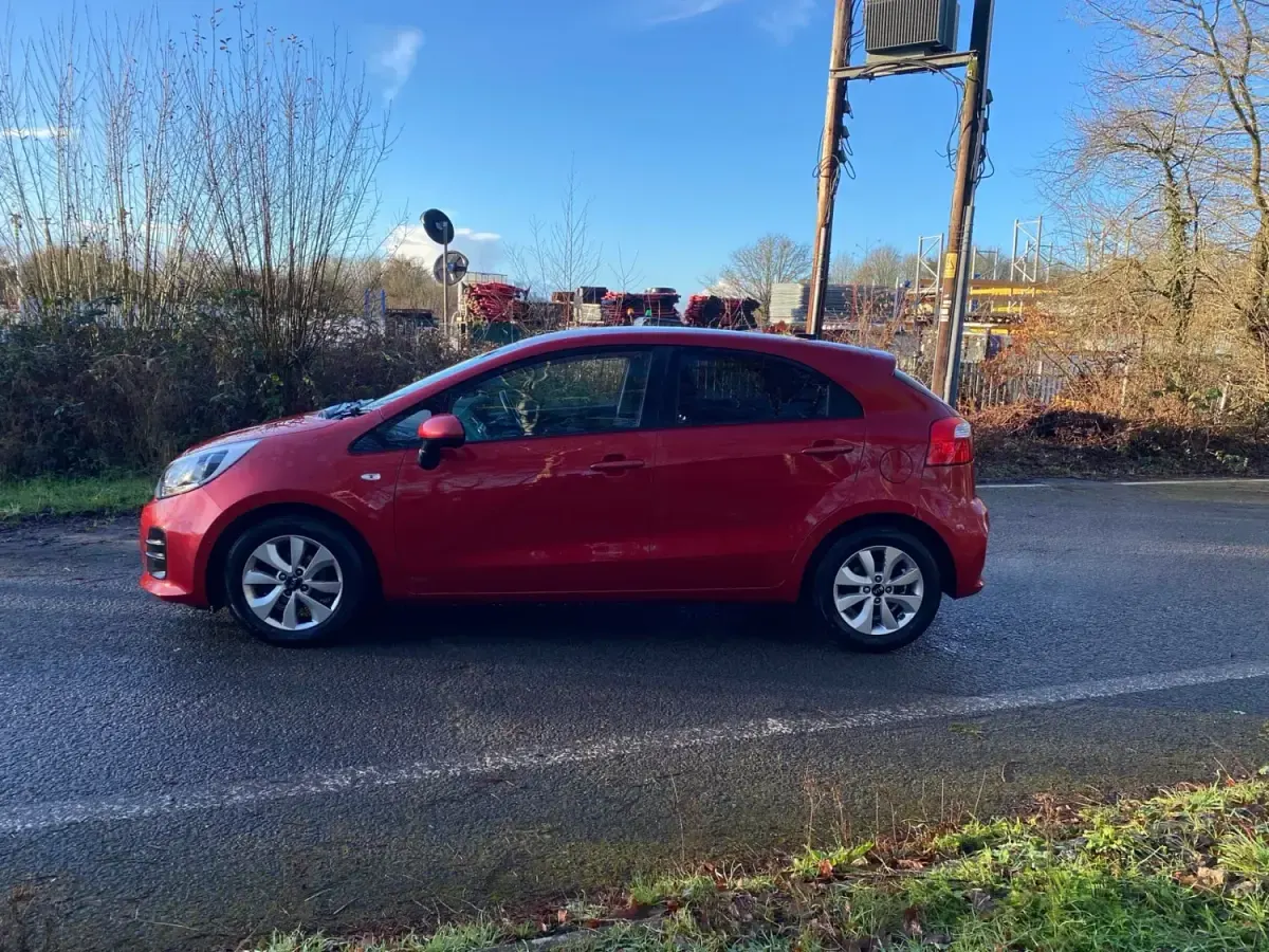 Begagnad Kia Rio 2015 Röd Halvkombi