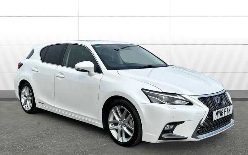 Used Lexus CT200h 136 HP (100 kW) 2018 White Hatchback