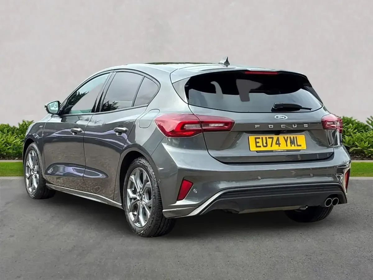 Begagnad Ford Focus ST-Line 2025 Grå Halvkombi