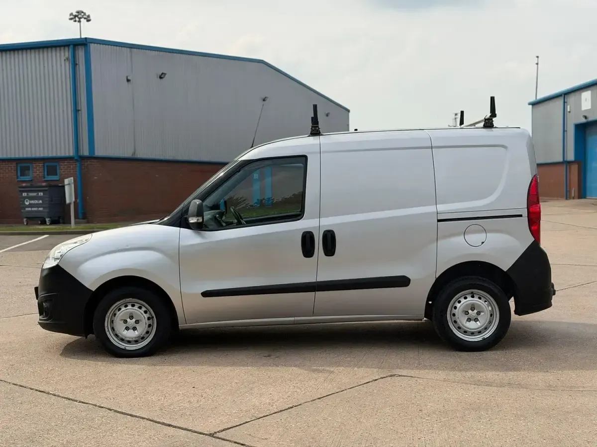 Usado Vauxhall Combo 2014 Plateado Monovolumen