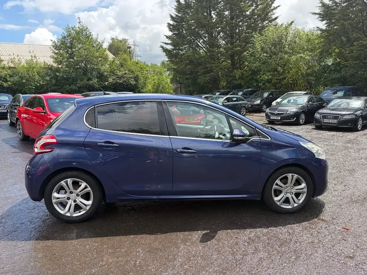 Used Peugeot 208 Allure 68 HP (50 kW) 2013 Blue Hatchback