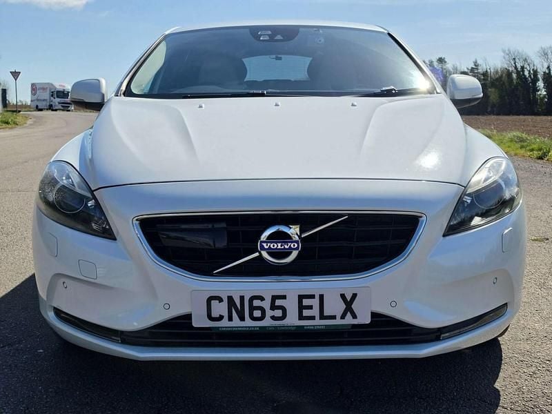 Used Volvo V40 SE 2016 White Hatchback