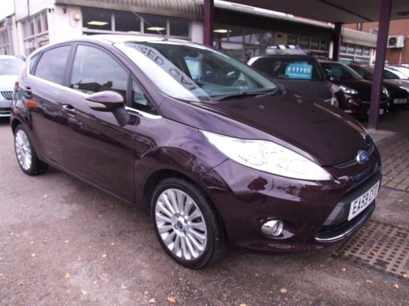 Red Used 2009 Ford Fiesta Titanium Hatchback | £5,995 (Fair price) - Image 1/4