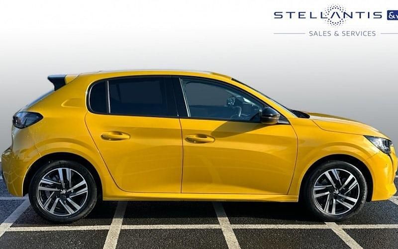 Used Peugeot 208 Allure+ 102 HP (75 kW) 2023 Yellow Hatchback