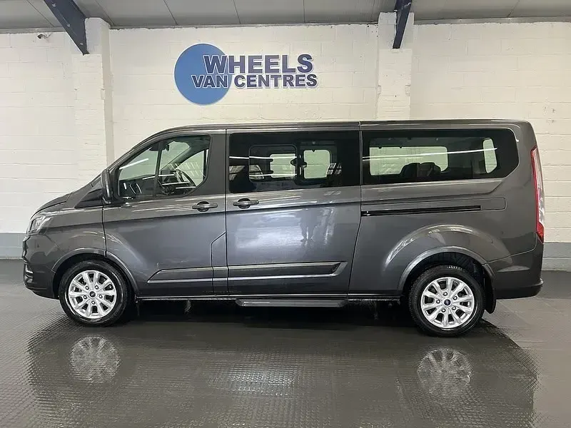 Usado Ford Tourneo Custom Titanium 2023 Magnetic (metallic colour) Van
