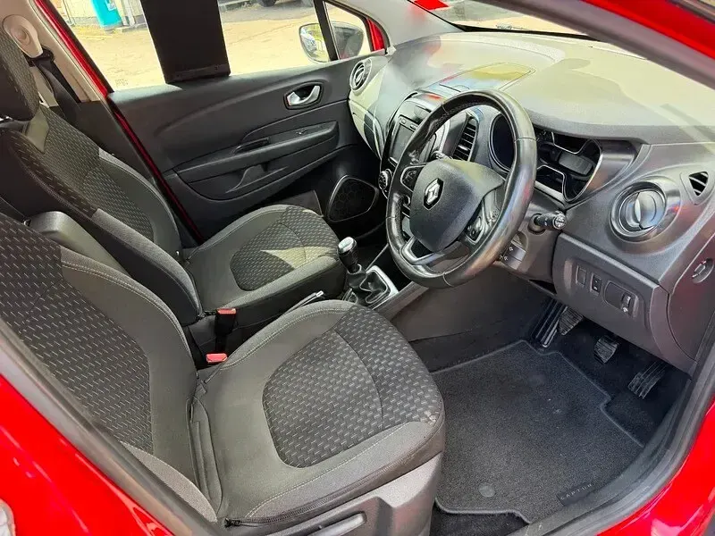 Used Renault Captur Dynamique 90 HP (66 kW) 2017 Red/black SUV