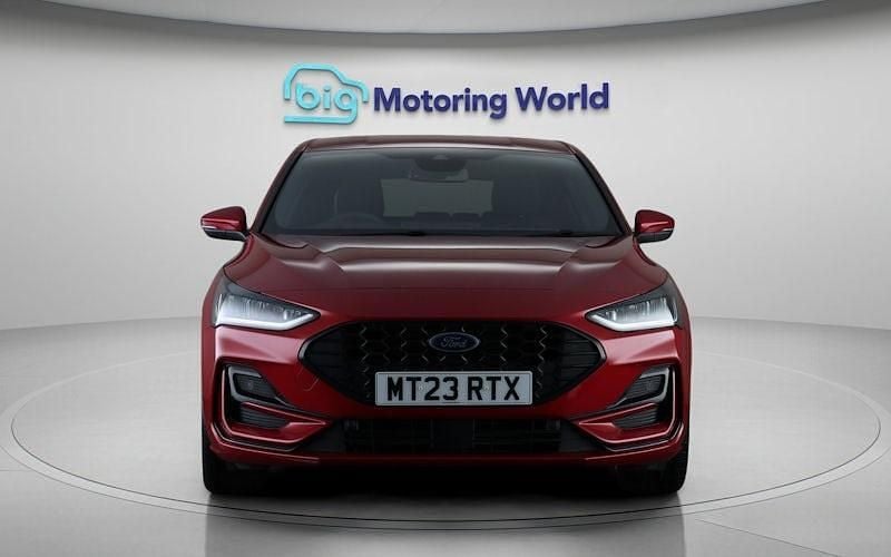 Begagnad Ford Focus ST-Line 125 HK (91 kW) 2023 Röd Halvkombi