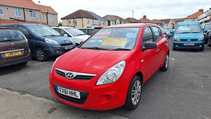 Used Hyundai i20 Classic 77 HP (56 kW) 2011 Red Hatchback