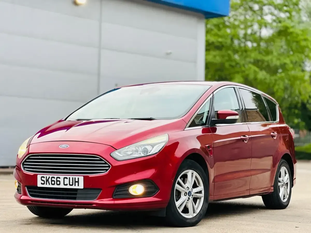 Begagnad Ford S-MAX Titanium 150 HK (110 kW) 2016 Röd Minibuss
