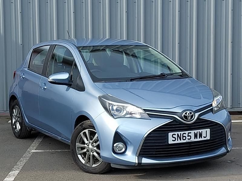 Used Toyota Yaris 99 HP (72 kW) 2015 Blue Hatchback