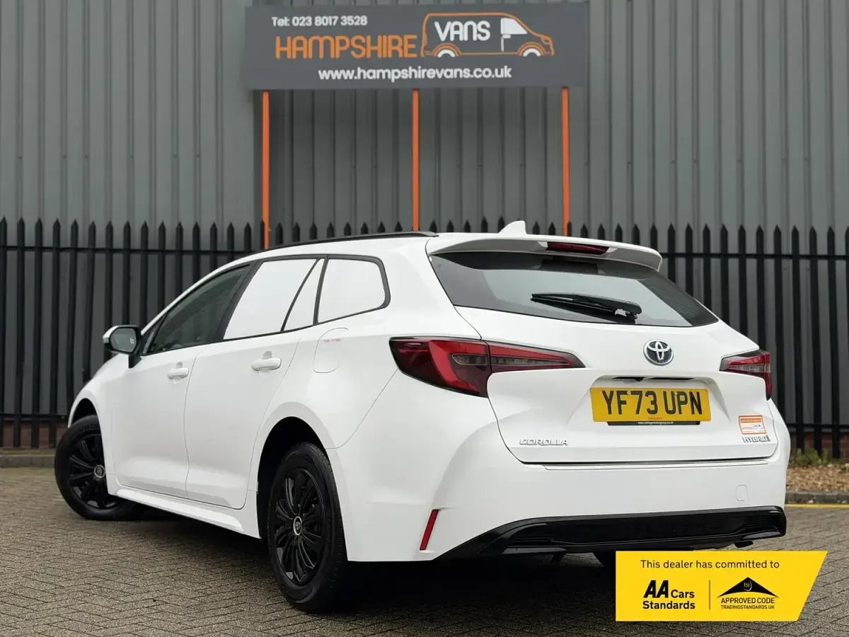 Used Toyota Corolla 140 HP (102 kW) 2023 White Van