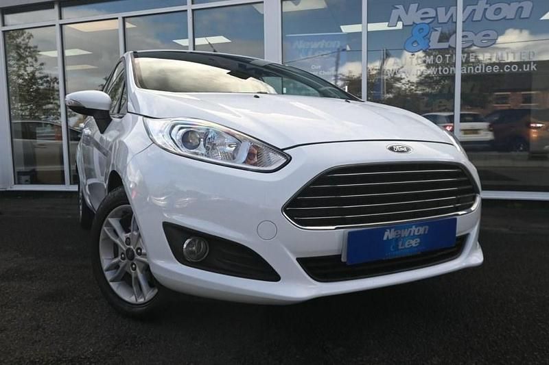 White Used 2015 Ford Fiesta Zetec Hatchback | £5,700 (Fair price) - Image 1/4
