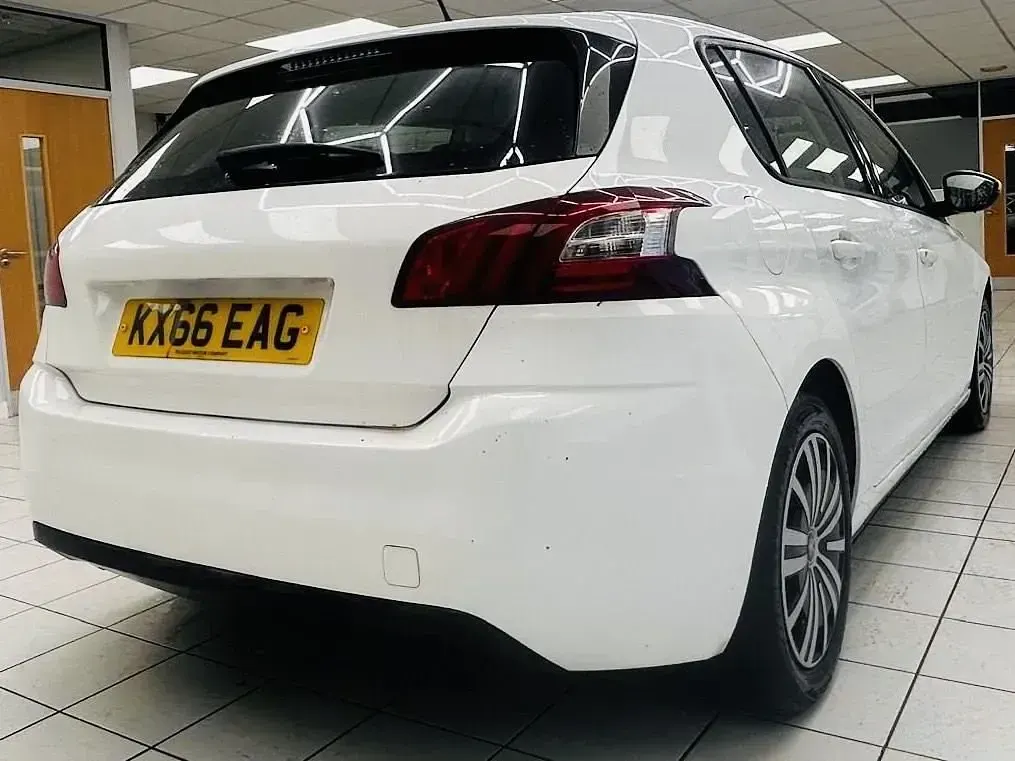 Używany Peugeot 308 Access 110 KM (80 kW) 2017 Biały Hatchback