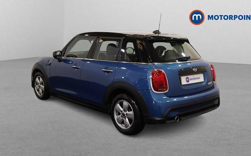 Begagnad Mini Cooper Classic 136 HK (100 kW) 2022 Blå Halvkombi