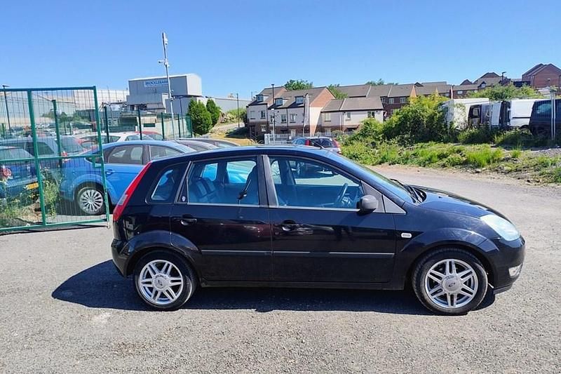 Usado Ford Fiesta Ghia 79 HP (58 kW) 2005 Preto Citadino
