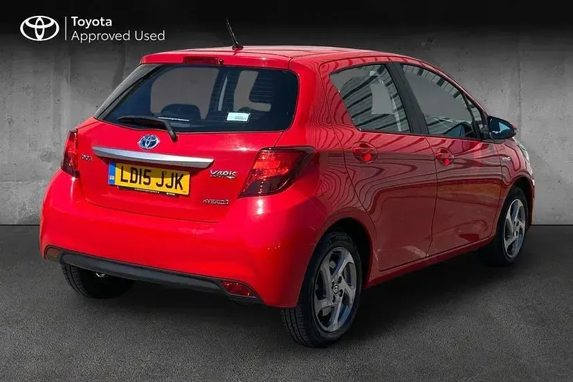Used Toyota Yaris 100 HP (73 kW) 2015 Red Hatchback