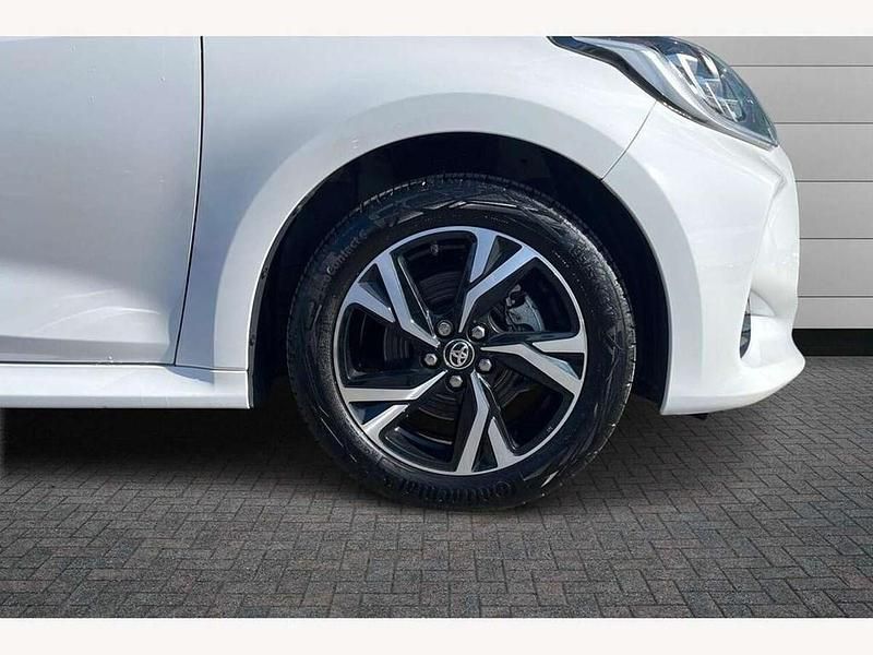Used Toyota Yaris Hybrid Design 116 HP (85 kW) 2024 White Hatchback