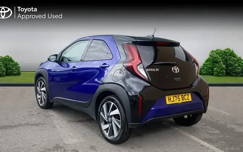 Used Toyota Aygo X 72 HP (52 kW) 2025 Juniper blue bitone SUV