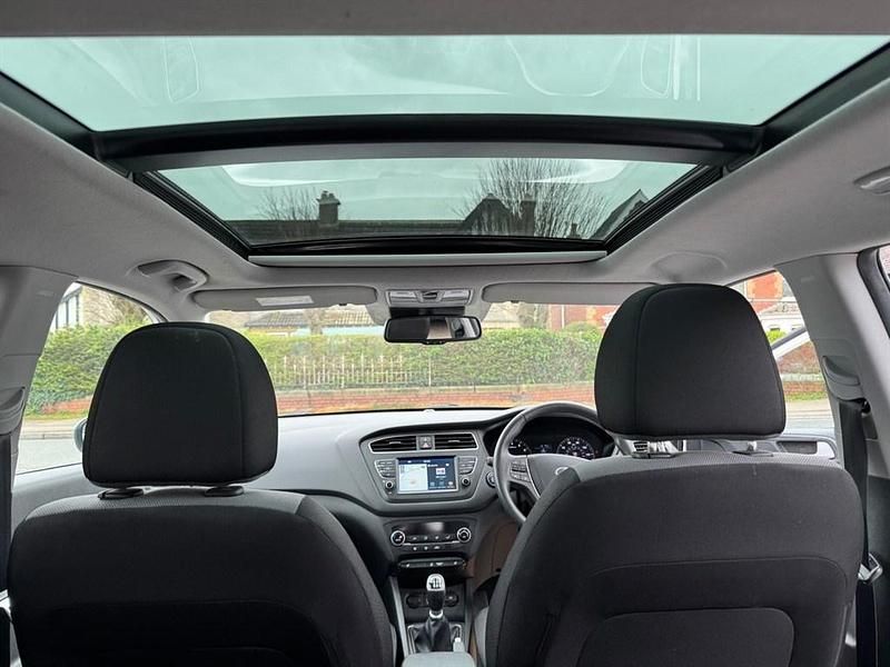 Used Hyundai i20 Premium SE 120 HP (88 kW) 2019 White Hatchback