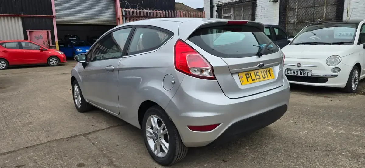 Second-hand Ford Fiesta Zetec 2015 Argintiu Hatchback