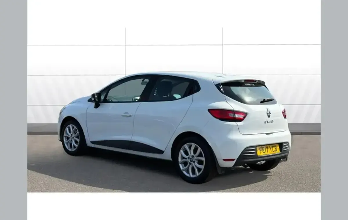 Used Renault Clio Play 73 HP (53 kW) 2017 White Hatchback