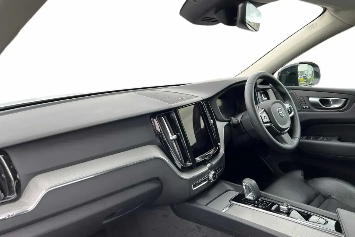 Used Volvo XC60 Plus 197 HP (144 kW) 2023 Crystal white SUV