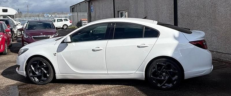 Used Vauxhall Insignia SRi 136 HP (100 kW) 2015 White Hatchback