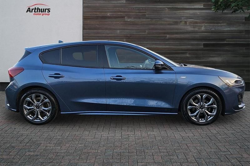 Used Ford Focus ST-Line 123 HP (90 kW) 2023 Blue Hatchback