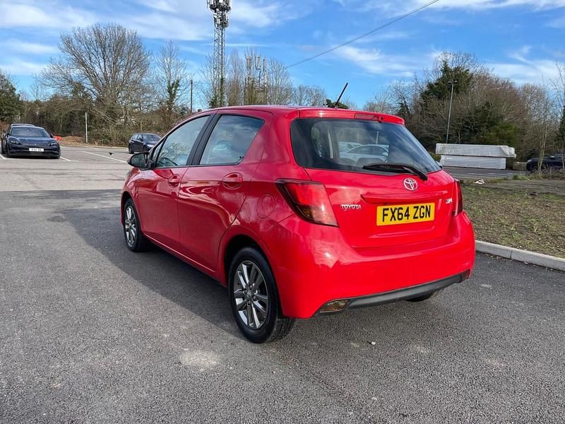 Begagnad Toyota Yaris 99 HK (72 kW) 2014 Röd Halvkombi